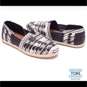 Toms for Women: Huarache Alpargata White Woven
Women – Black size 8